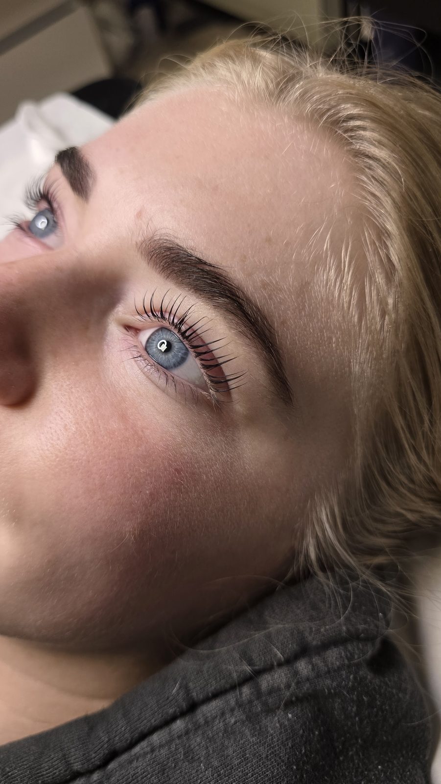 A lash lift finished on the treatment bed