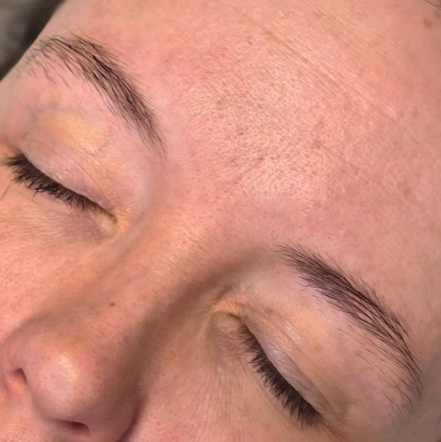 Shaped, tinted brows
